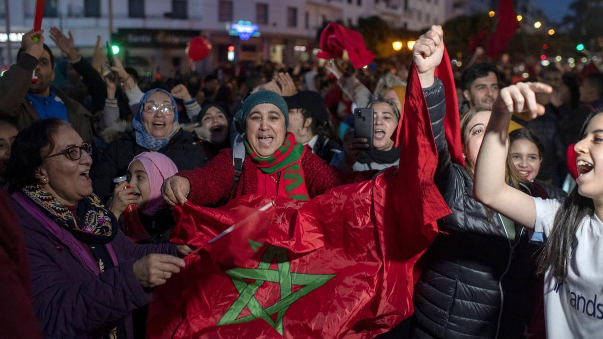 Aficionados celebran la victoria de Marruecos en Rabat.