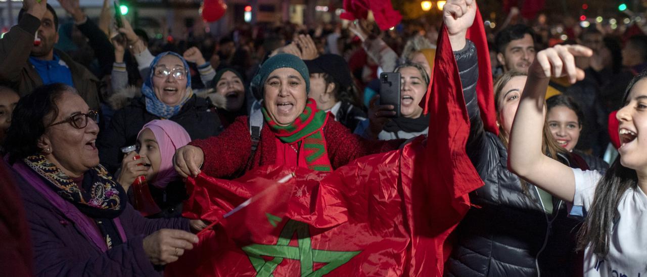 Aficionados celebran la victoria de Marruecos en Rabat.