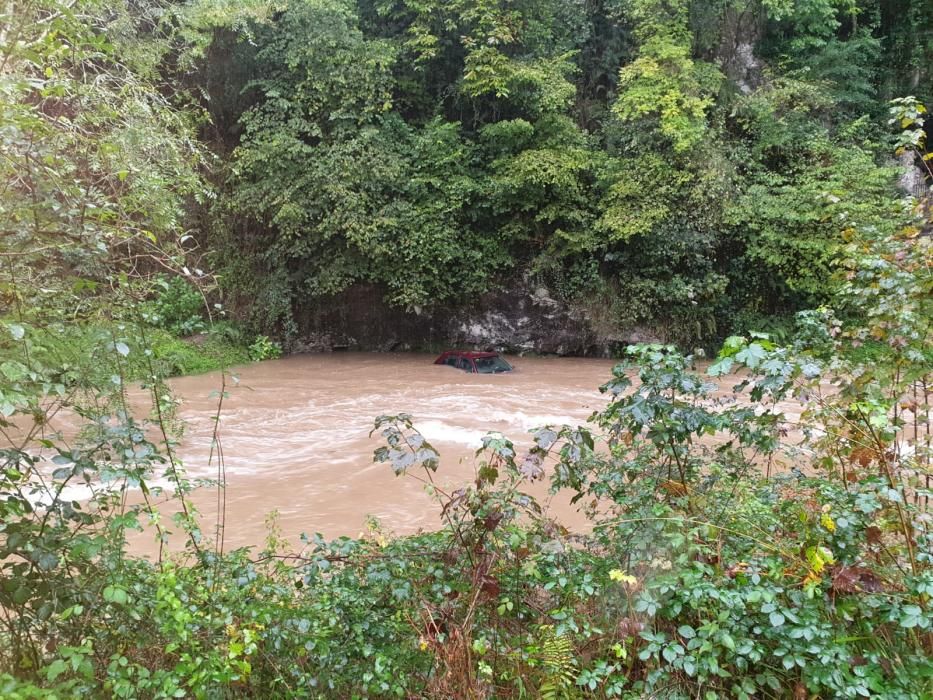 Un coche en medio del río, en Debodes.