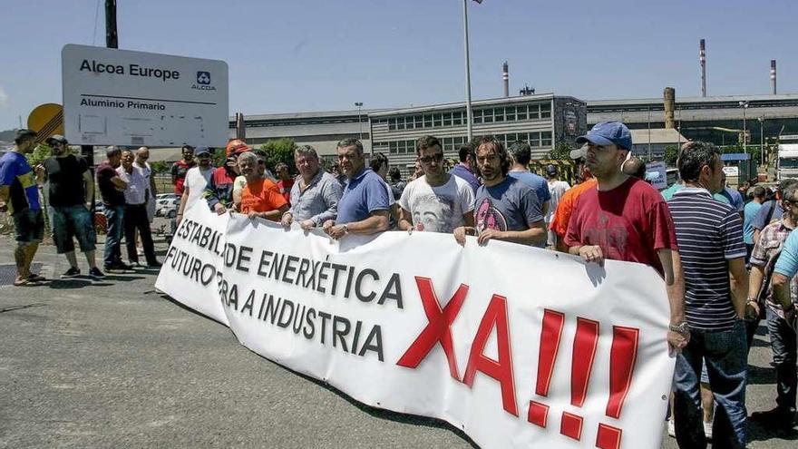 Protesta de trabajadores de Alcoa para exigir un marco energético estable.