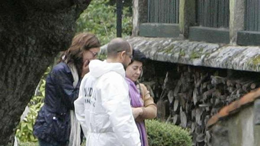 Rosario Porto, durante el registro de su casa familiar en Teo. / x. álvarez