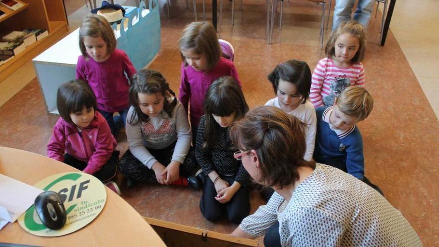 Un instante del taller infantil celebrado en la Biblioteca de Noreña.