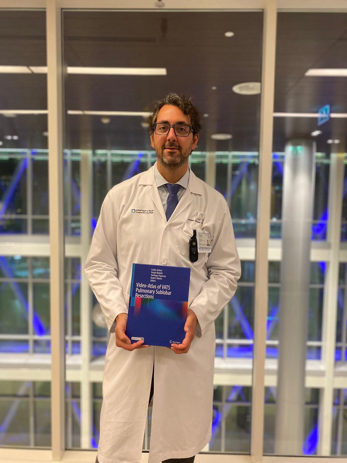Andrés Obeso, en Abu Dabi, con el vídeo-atlas publicado por Springer.