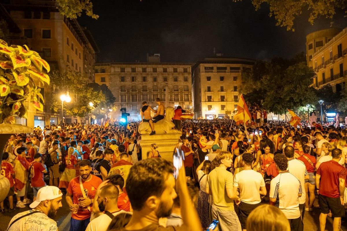 Miles de personas celebran en Palma la victoria de España frente a Argentina en la final del Mundial