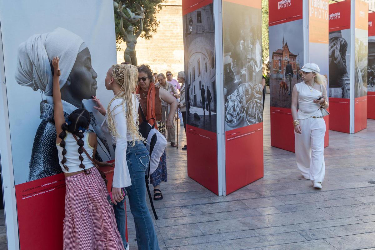 Exposición fotográfica "Tránsito" en la Plaza de la Reina.