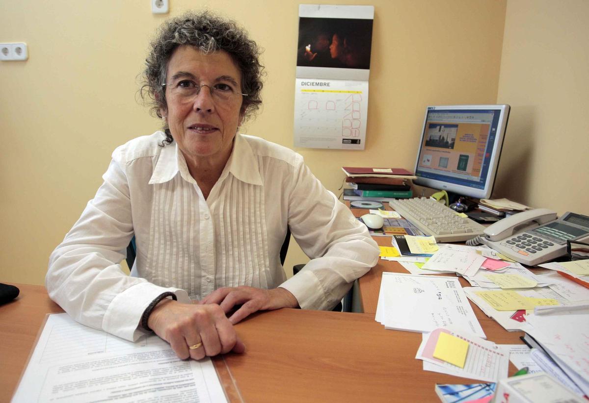 La doctora Concha Santos, en su despacho del CIPS antes de jubilarse.