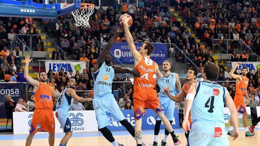 Javi Lucas trata de tirar a canasta ante la defensa del Breogán en el Palacio de Riazor.