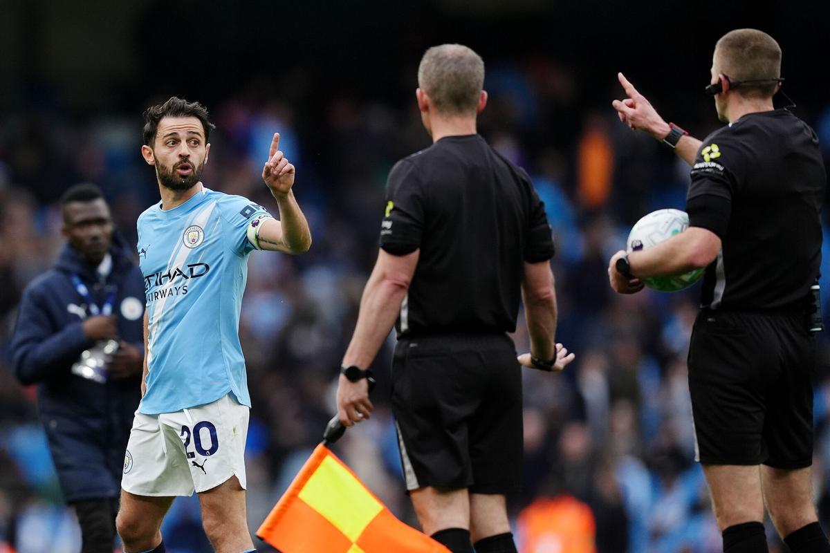 09 May 2026, United Kingdom, Manchester: Manchester City's Bernardo Silva (L) remonstrates with match officials at half-time during the English Premier League soccer match between Manchester City and Brentford at Etihad Stadium. Photo: Martin Rickett/PA Wire/dpa 09/05/2026 ONLY FOR USE IN SPAIN. Martin Rickett/PA Wire/dpa;sports;soccer;football;England Premier League - Manchester City vs Brentford;