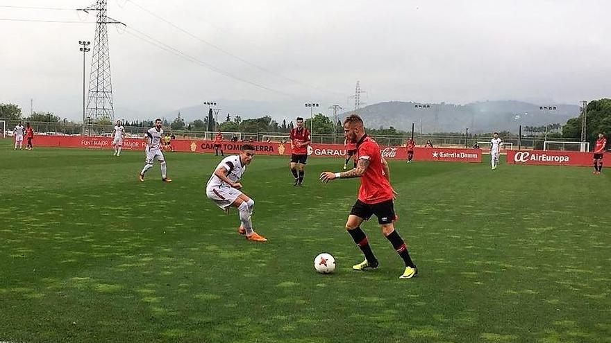 El francés Pierre controla ante la presió de un jugador del Poblense.