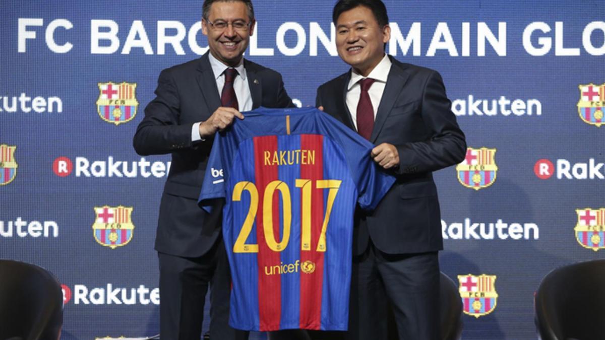 El presidente del Barça Josep Maria Bartomeu, e Hiroshi Mikitani, fundado y CEO de Rakuten, en la presentación del acuerdo de patrocinio celebrado en Barcelona