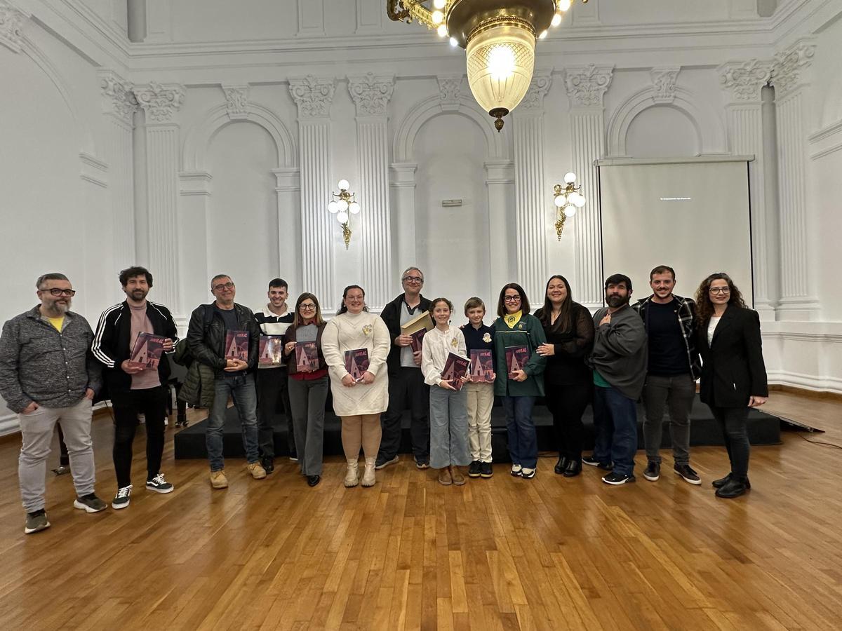 Acto de presentación del llibret de la Falla Selgas, con algunos de sus autores.
