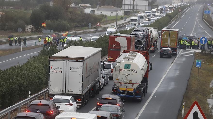 Los agricultores cortan la A-4 en La Carlota