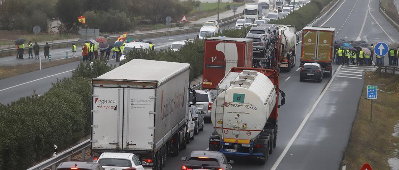 Los agricultores cortan la A-4 en La Carlota