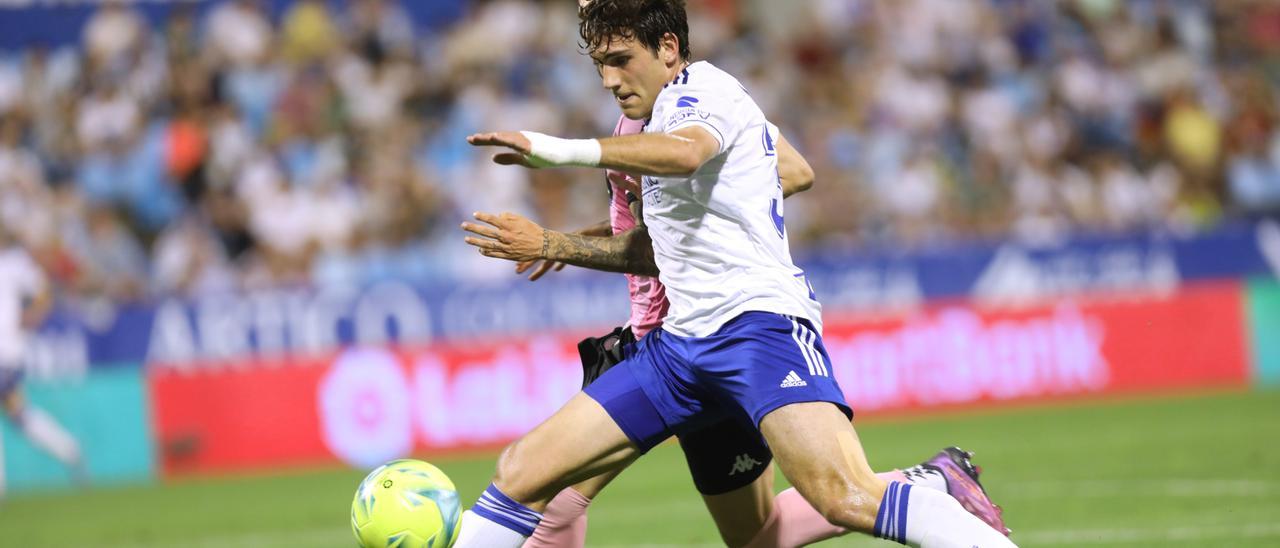 Ivan Azón avanza ante la oposición de Ricard, lateral del Lugo en el gol del Zaragoza el viernes.