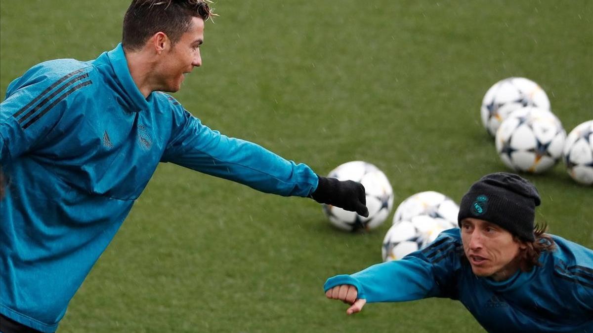 Cristiano Ronaldo y Luca Modric, durante el entrenamiento de este martes en Valdebebas