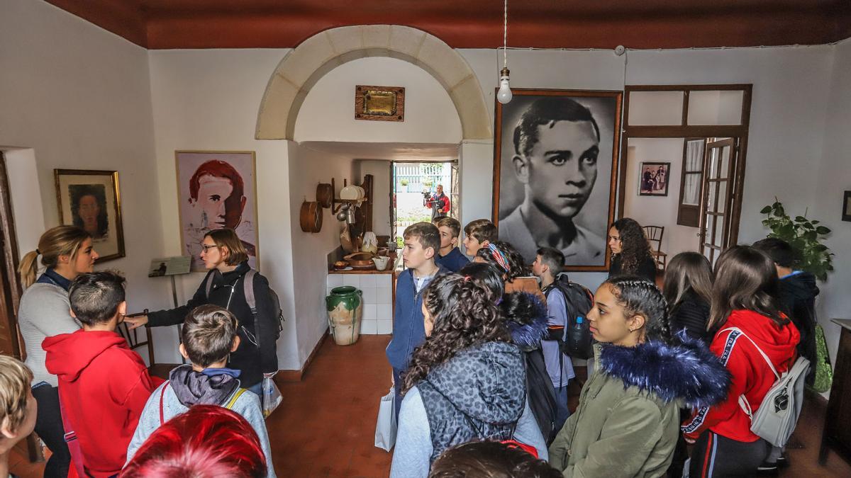 Escolares visitando la Casa Museo de Miguel Hernández