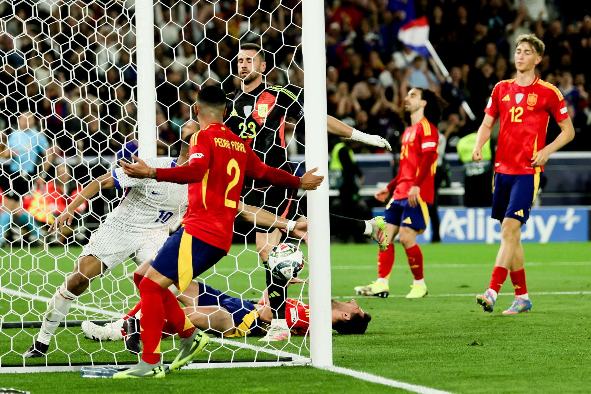 Stuttgart (Germany), 05/06/2025.- Spain's Daniel Vivian (on the ground) scores an own goal to make the score 5-3 during the UEFA Nations League semi-final soccer match between Spain and France, in Stuttgart, Germany, 05 June 2025. (Francia, Alemania, España) EFE/EPA/RONALD WITTEK