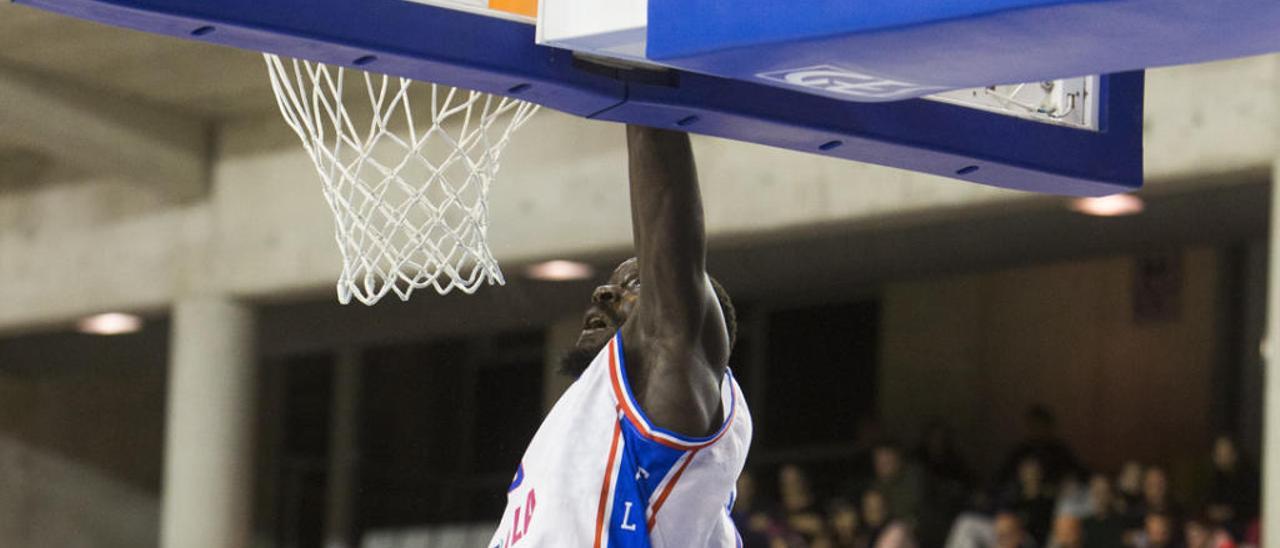 Bamba Fall anota ante la mirada de dos jugadores del Oviedo.