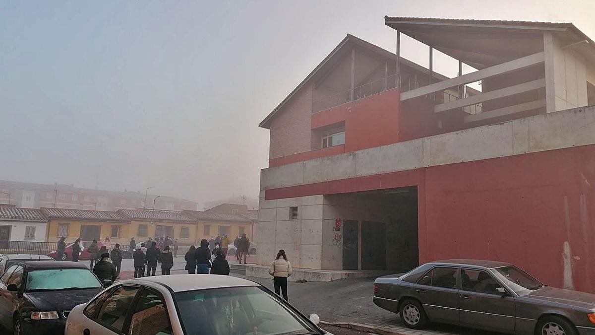 Colas frente al centro de salud de Toro para la realización de pruebas PCR en la tercera ola de la pandemia. | M. J. C.