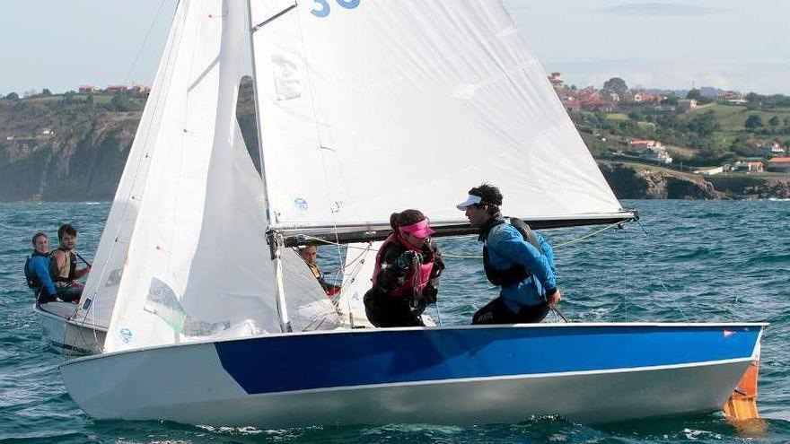 Carlos Ordóñez y Leticia Pelayo, durante la regata.