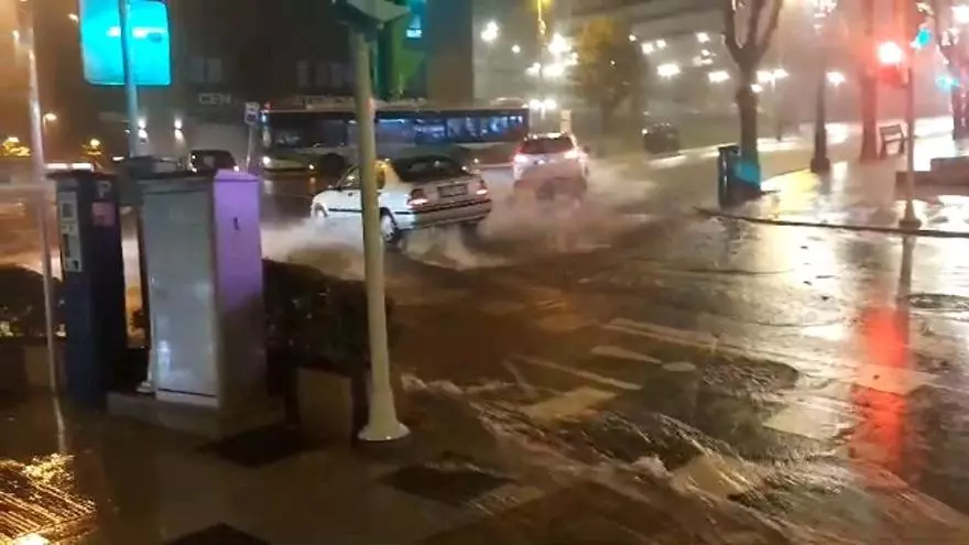 Una espectacular tormenta convierte en ríos las calles de Vigo