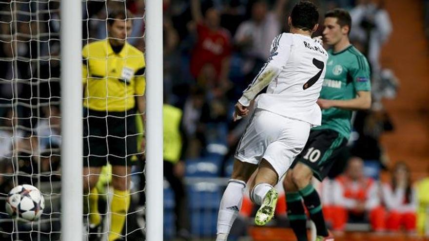 Cristiano Ronaldo corre a celebrar uno de sus goles.