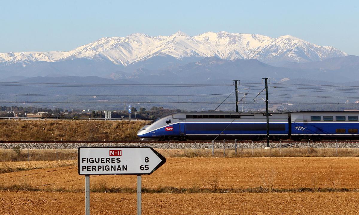 Uno de los primeros trenes de alta velocidad que unieron Barcelona y París, en diciembre de 2013