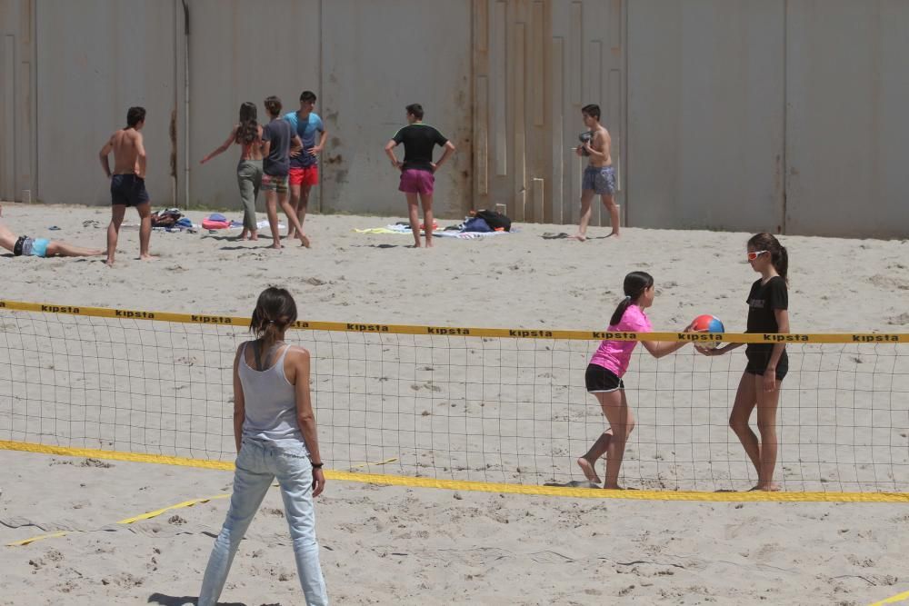 Turistas y locales disfrutan de un día de playa