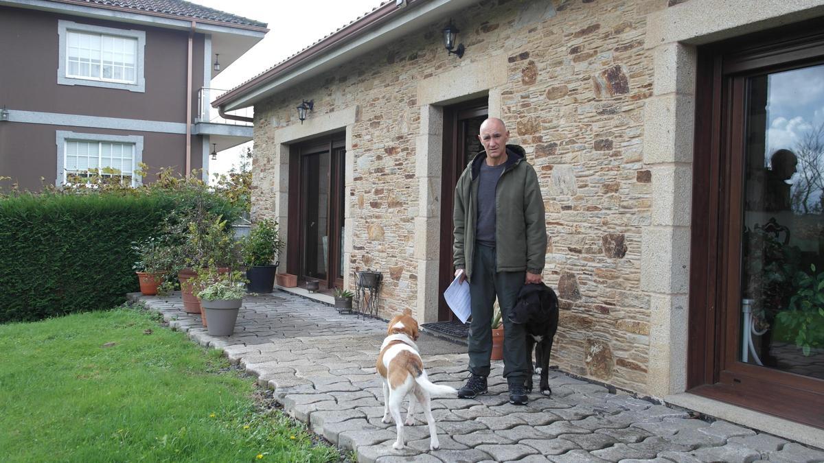 Santiago Regueiro Alvariño frente a su casa de Lamas de Carballal, en Santiago, sobre la que pesa una orden de derribo de Urbanismo