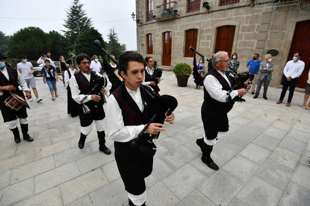 Poio celebra un San Xoán atípico pero con idéntico espíritu festivo