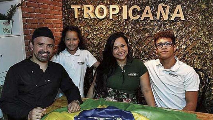 Caroline Machado, dueña de Tropicaña, junto a su familia.