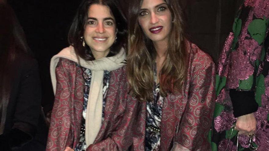 Sara Carbonero junto a Leandra Medine, las dos con el mismo look