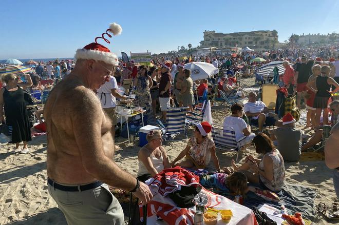 Los residentes europeos celebran la Navidad con un chapuzón y barbacoas en La Zenia, Orihuela Costa