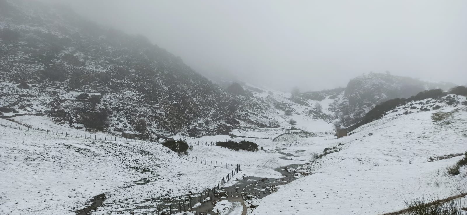 EN IMÁGENES: El temporal en Asturias deja las primeras inundaciones por las lluvias, incidencias en los trenes y vuelos suspendidos