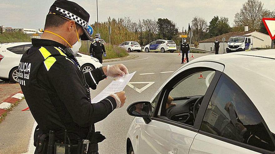 Un agent de la Policia Local en un control d&#039;accés.