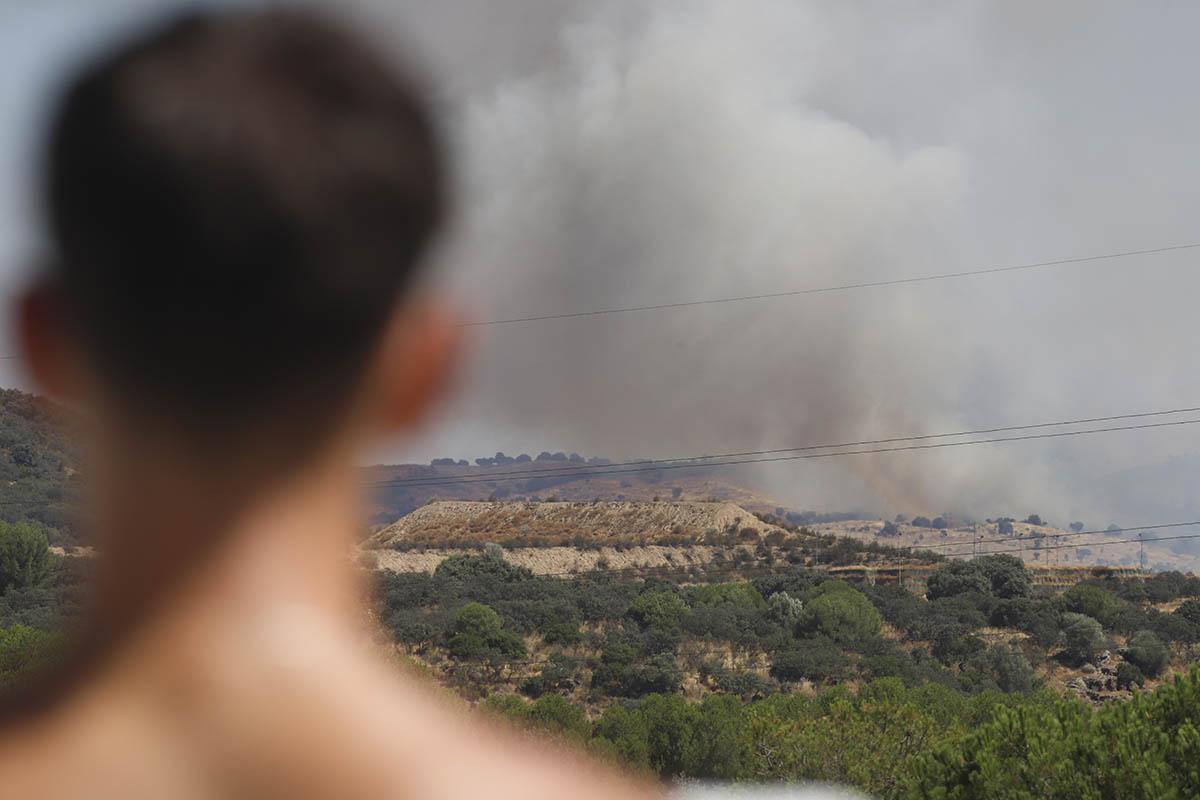 El fuerte viento impide de momento estabilizar el incendio forestal de Cerro Muriano