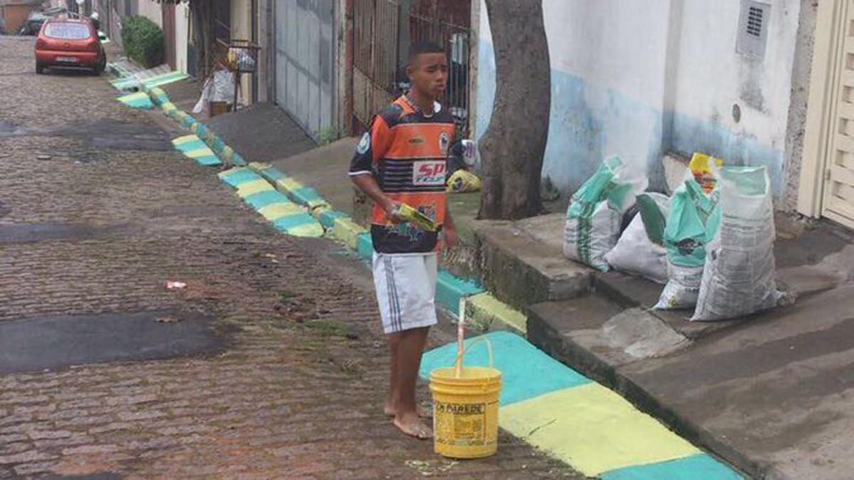 Gabriel Jesús, con 17 años, pintando las calles de Sao Paulo para ganar algo de dinero