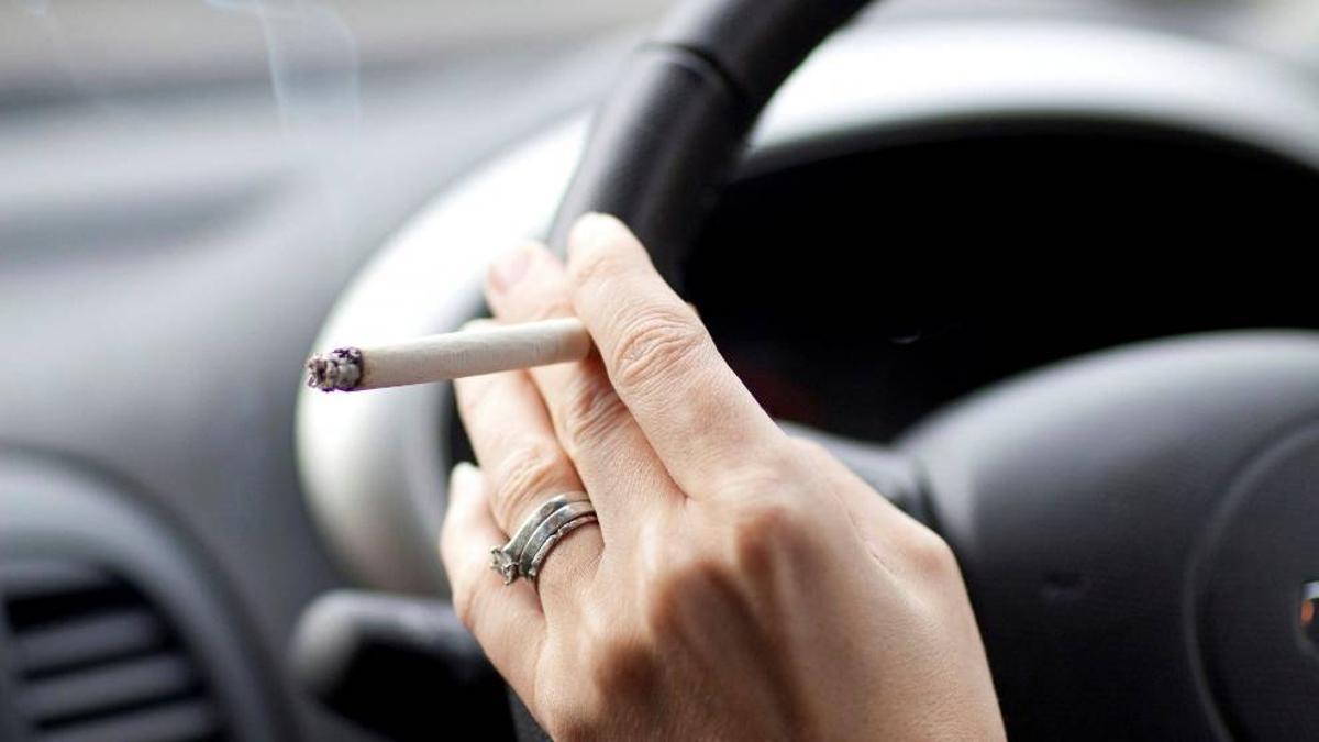 Fumar al volante podría ser muy peligroso