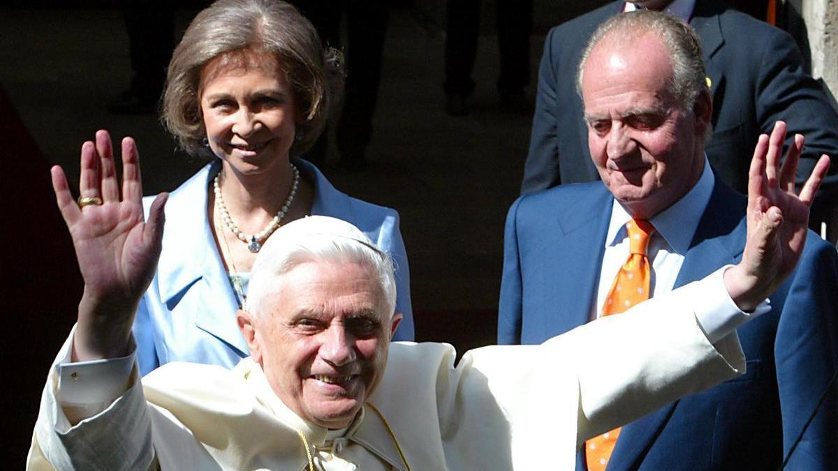 El Papa Benedicto XVI, nada más poner un pie en Valencia, junto a los reyes Juan Carlos I y Sofía