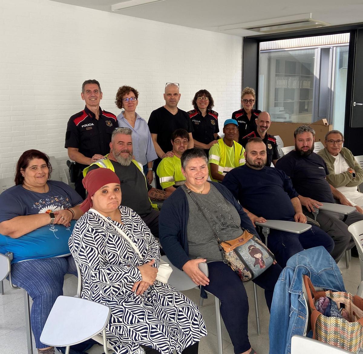 Els Mossos amb membres de la Fundació durant la visita a la comissaria.