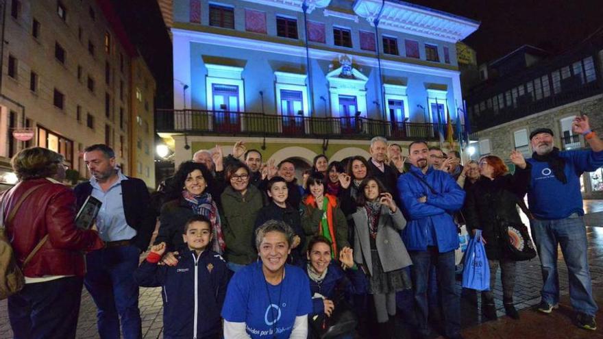 La fachada del Ayuntamiento de Langreo iluminada de azul, color distintivo de los colectivos de diabéticos.