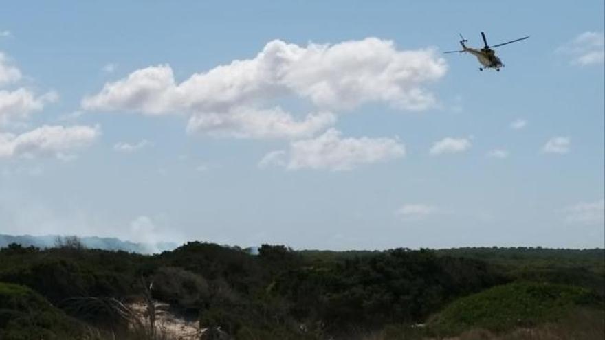 Continúan las labores de extinción del incendio en es Trenc