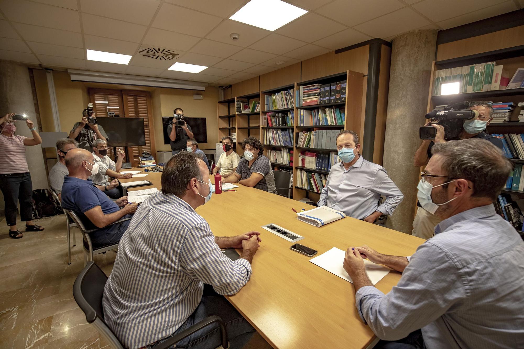 Conflicto laboral en la EMT: Reunión en Cort del comité de empresa de la EMT con el alcalde de Palma, José Hila