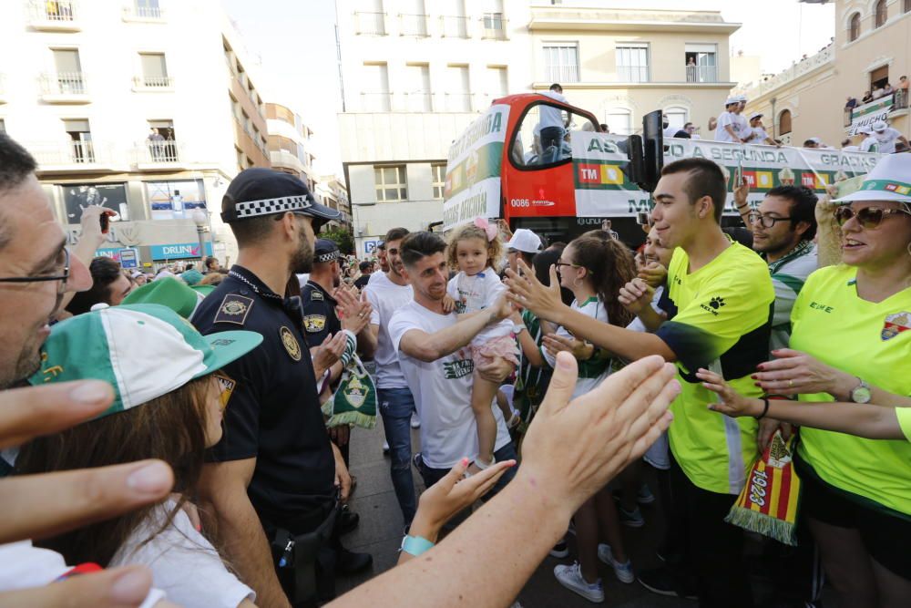 El Elche celebra su ascenso a Segunda División en una rúa por las calles de la ciudad