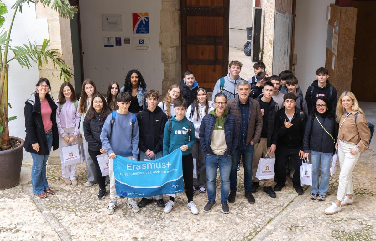 Estudiantes del programa Erasmus+ en la visita a Ontinyent.