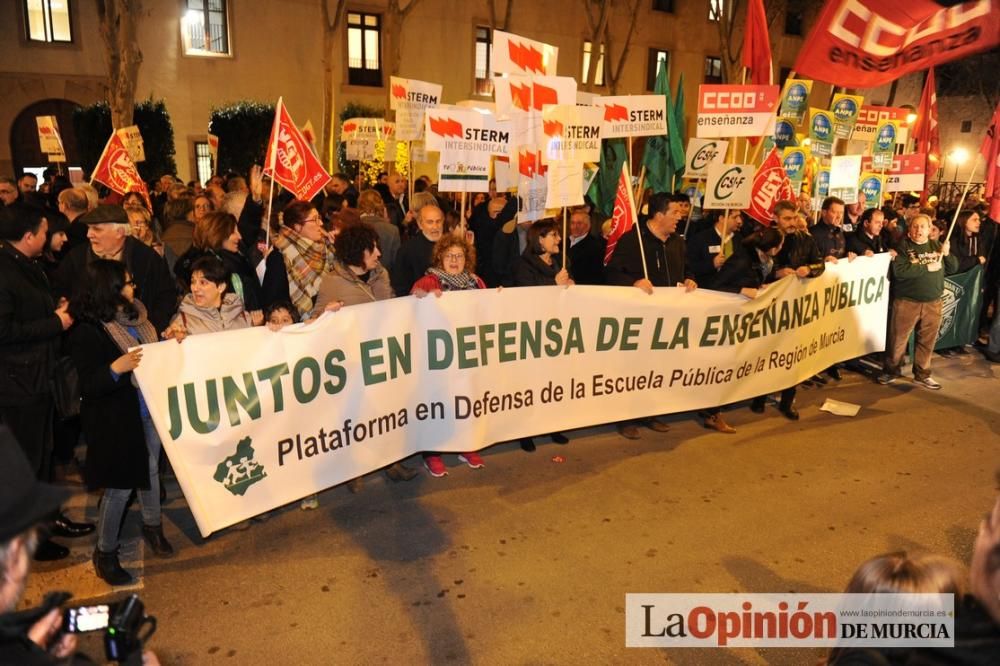 Varios centenares de manifestantes rechazan el concierto de Bachillerato y FP