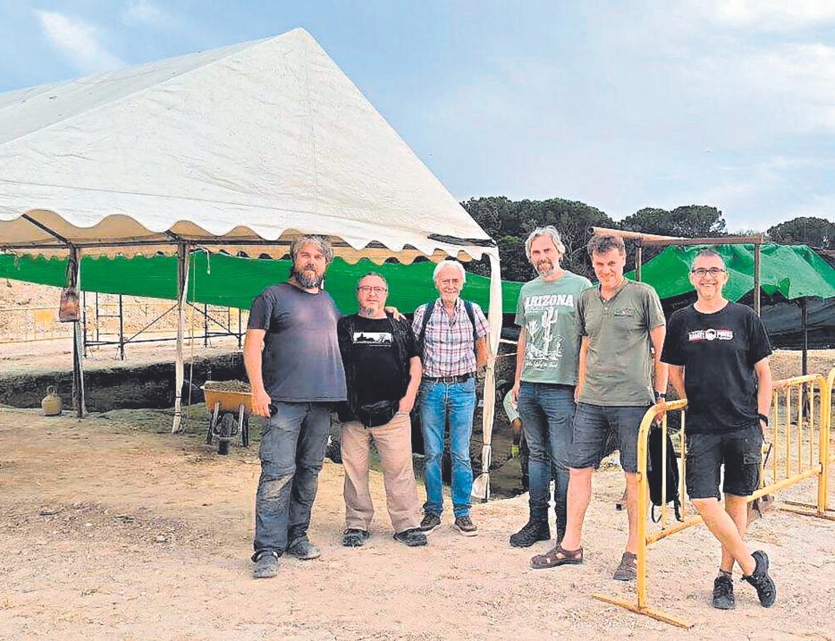 Gerard Campeny (a l’esquerra) i l’equip AAG/Arqueonat al Camp dels Ninots.