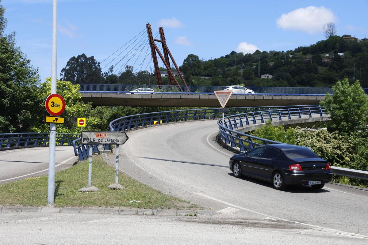 Señal de restricción a vehículos pesados en el acceso al Corredor del Nalón desde Sama a la altura del Fondón.