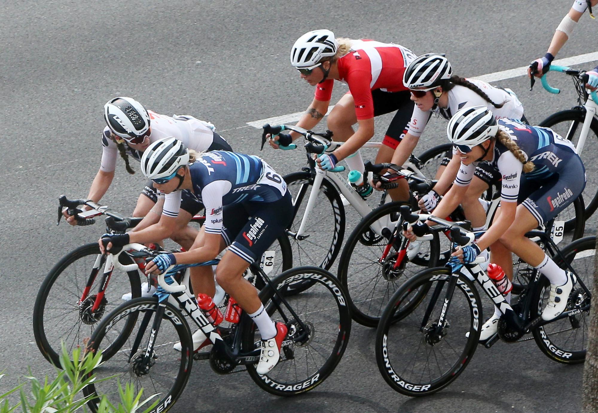 Corredoras del Trek Segafredo durante una carrera en Niza