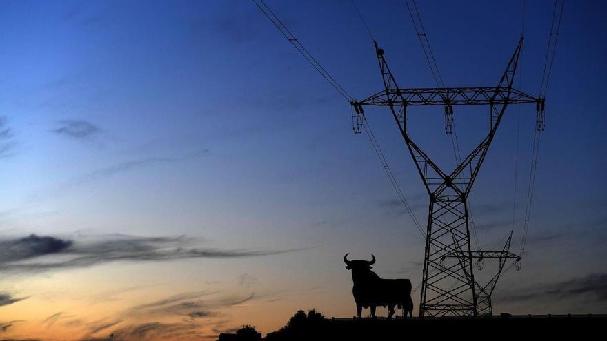 El mercado eléctrico rompe los precios y dispara las horas con la luz a cero euros
